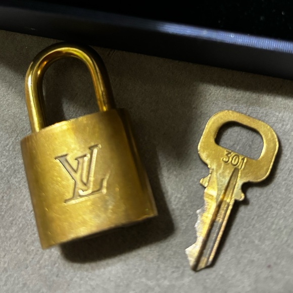 Louis Vuitton vintage, gold tone, brass padlock and one key #301 🔐 - Picture 2 of 4